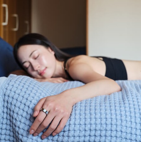 RingConn AIスマートリングを指にはめた女性