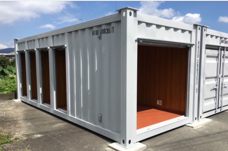 ドッとあーるコンテナの屋外型コンテナとバイク