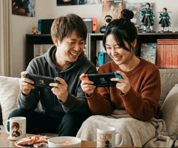リビングで一緒にゲームやアニメを楽しむカップル