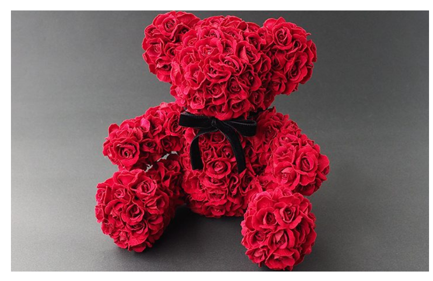 ３００輪のバラの花で作るテディベア