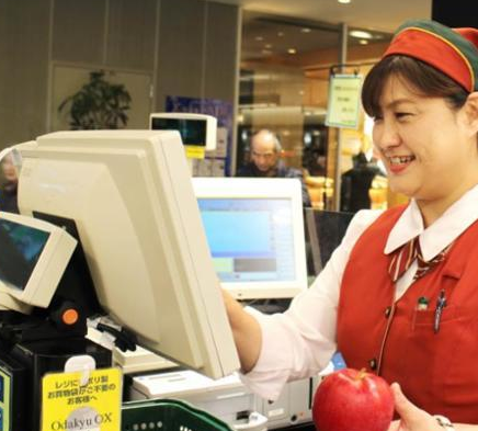 スーパーのレジで？