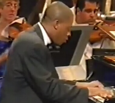 バーンスタイン生誕100年記念でパリで上演された「ミサ曲